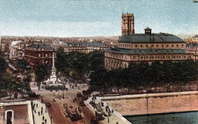 Paris : vue de la place du Châtelet et du Théâtre Sarah-Bernhardt (actuel Théâtre de la Ville). En arrière-plan, la Tour Saint-Jacques. Photographie de 1920 dans « Album Artistique » de la ville de Paris. Collection privée.