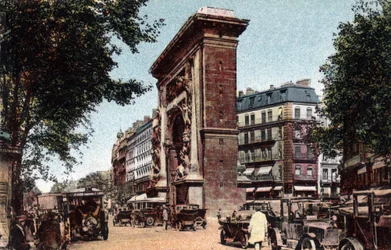 Paris : vue du boulevard Saint Denis et de la Porte Saint Denis construite par François Blondel (1618-1686) en 1672. Photographie de 1920 dans "Album Artistique" de la ville de Paris. Collection privée.
