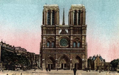 Paris : vue de la façade de la Cathédrale Notre-Dame. Architecture gothique. Photographie de 1920 dans "Album Artistique" de la ville de Paris. Collection privée.