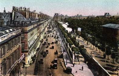 Paris : vue du trafic sur la rue de Rivoli, vers le Louvre. Photographie de 1920 dans « Artistic Album » de la ville de Paris. Collection privée.