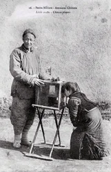 Petit métier : un amuseur ambulant avec une boîte à images Photographie du début du 20ème siècle - Collection privée