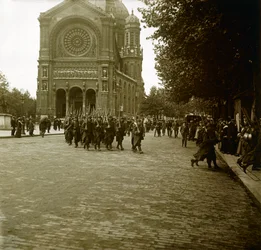Photographie - Plaque de verre stéréoscopique sur la Première Guerre mondiale : À Paris, après la mobilisation, les jeunes recrues partent pour le front. Collection privée