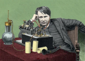 Portrait de Thomas Edison (1847-1931), physicien américain, avec son phonographe. Gravure vers 1900.