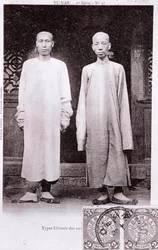 Portrait de deux Chinois de la région du Yunnan en costume traditionnel. Photographie du début du 20e siècle - Collection privée