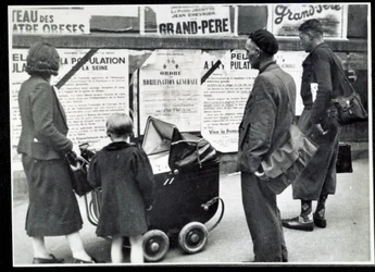 Seconde Guerre mondiale (1939-1945) : Les passants lisent les affiches de mobilisation en septembre 1939
