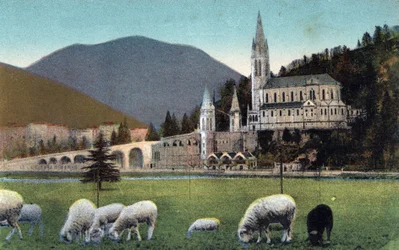 La basilique à Lourdes - Hautes-Pyrénées (65) vers 1900.