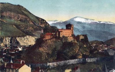 Le château et la chaîne des Pyrénées à Lourdes - Hautes-Pyrénées (65) vers 1900.