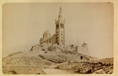 La ville de Marseille et ses environs vers 1885-1890 : Notre-Dame de la Garde