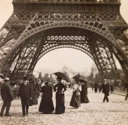 Exposition Universelle de 1900 à Paris : Vue sous la tour Eiffel (collection privée)