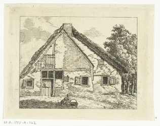 Femme avec un panier assise devant une maison