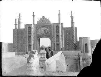 Darvaze Dawlat, porte de la ville carrelée, Téhéran, vers 1880