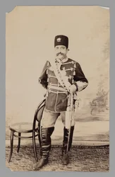 Portrait en pied de Mozaffar al-Din Shah, fin du 19e-début du 20e siècle