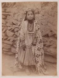 Fille ornée de bijoux en argent