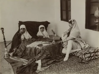 Dames reposant dans le harem, fin du 19e siècle