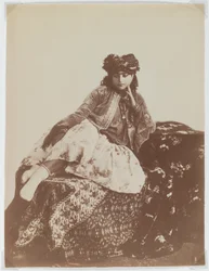 Femme allongée avec un turban