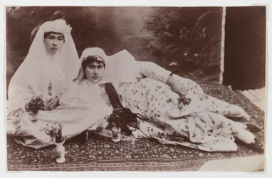 Femmes posant avec des bouquets