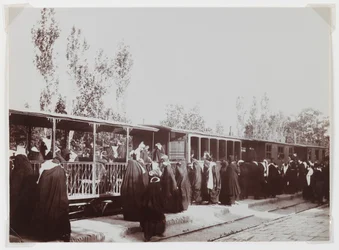 Femmes voilées montant dans un train