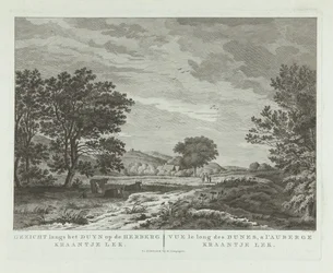 Paysage de dunes avec une famille marchant