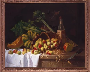 Nature morte avec une bouteille de vin, rhubarbe et un panier renversé de pommes sur une table