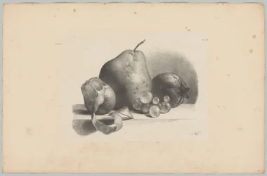 Poire, pêche, raisins et citron pelé