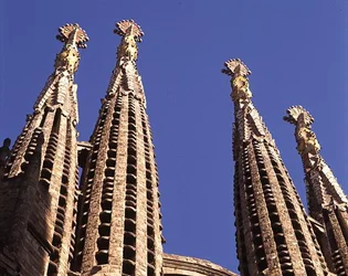 Flèches de la Sagrada Familia, église commencée en 1882 (photo)