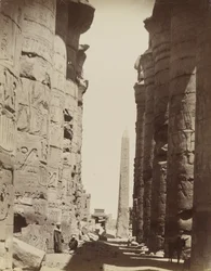 Colonnes et obélisque à Karnak