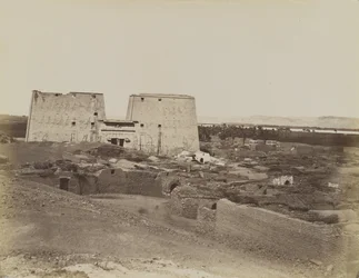 Edfou, vue du pylône et du village