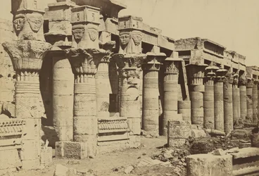 Philae : Colonnade avec chapelle de Nectanébo I