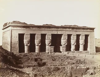 Temple de Dendera, vue du nord-est de la façade du temple