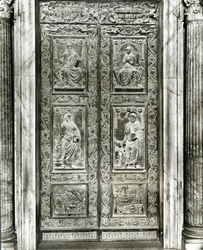 Panneau de porte en relief décoré de scènes du Christ, de la Vierge, de Saint Pierre et Saint Paul et de la vie du Pape Eugène IV