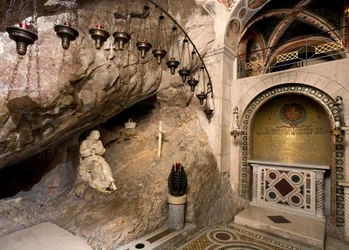 Vue de la grotte de Saint Benoît avec statue du saint réalisée par Antonio Raggi (ou Antonio Lombardo) (1624-1686). C