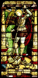 Vitrail avec Saint Michel pesant les âmes