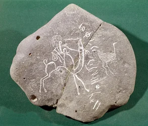 Pierre inscrite avec un chasseur dans le désert et une inscription safaitique, 1er siècle av. J.-C.-3e siècle ap. J.-C.