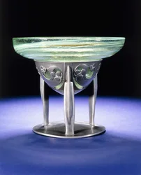 Bol en étain Liberty Tudric avec doublure en verre Clutha de James Couper & Sons, vers 1902-05