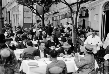 Trattoria en plein air à Rome, vers 1927