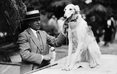 Propriétaire avec son chien à une exposition canine, Italie, vers 1905