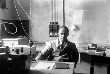 Le physicien italien Enrico Fermi (1901-1954, Prix Nobel de Physique en 1938) dans le laboratoire (photo n/b)