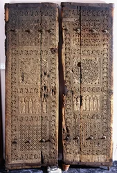 Une paire de portes arméniennes sculptées en noyer, représentant le Christ avec six apôtres et saints, 1312