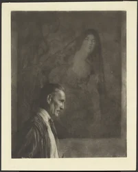 [Homme à la petite moustache soignée, de profil, posé devant un tableau représentant une femme habillée en costume espagnol].