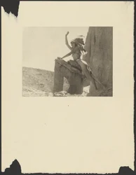 [Femme en costume indien dans le désert]