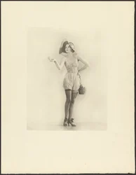 [Femme en lingerie]