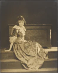 [Femme en robe paysanne]