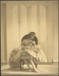 [Femme en costume à l
