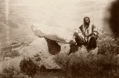 Dolmen et homme, à l