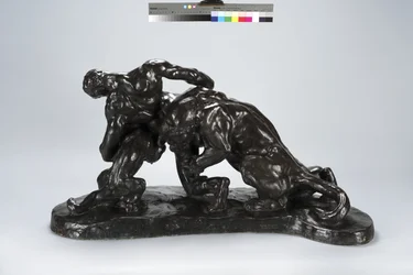 Homme en combat avec un lionceau