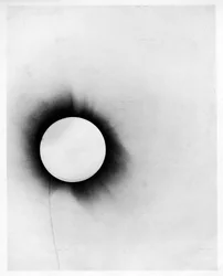 Éclipse solaire, planche tirée de « Une détermination de la déviation de la lumière par le champ gravitationnel du Soleil, à partir d