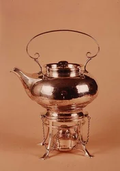 Bouilloire et brûleur à alcool, fabriqués par Birmingham Guild of Handicraft, vers 1905-10