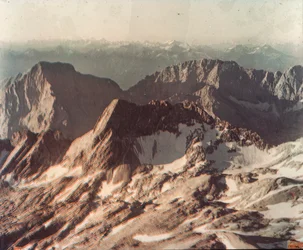 Photographie aérienne des montagnes alpines photographiées sur plaque de verre utilisant un ancien Uvach