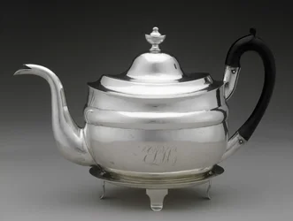 Théière et couvercle avec support, vers 1798-1812
