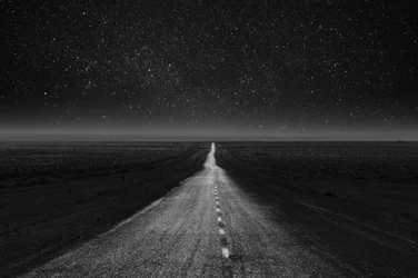 Une route étoilée à perte de vue